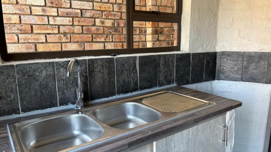 To Let 1 Bedroom Property for Rent in Safari Gardens North West